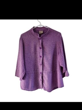 Vtg URU 100% Silk Lilac Textured Floral Embossed Button Down collard Blouse OS